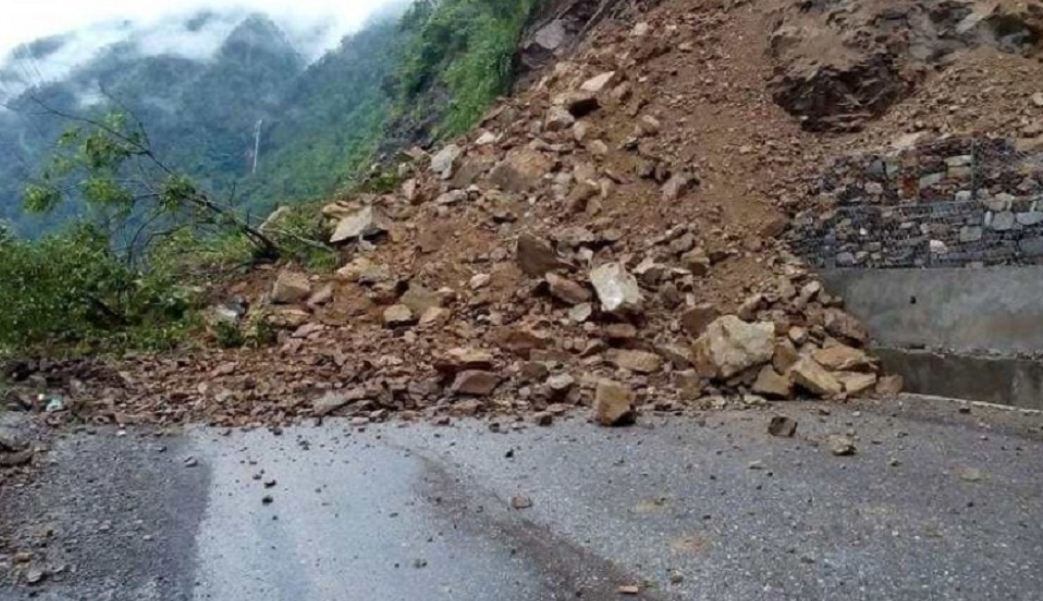 वर्षाले तीन सडक पूर्ण र १२ आंशिक अवरुद्ध